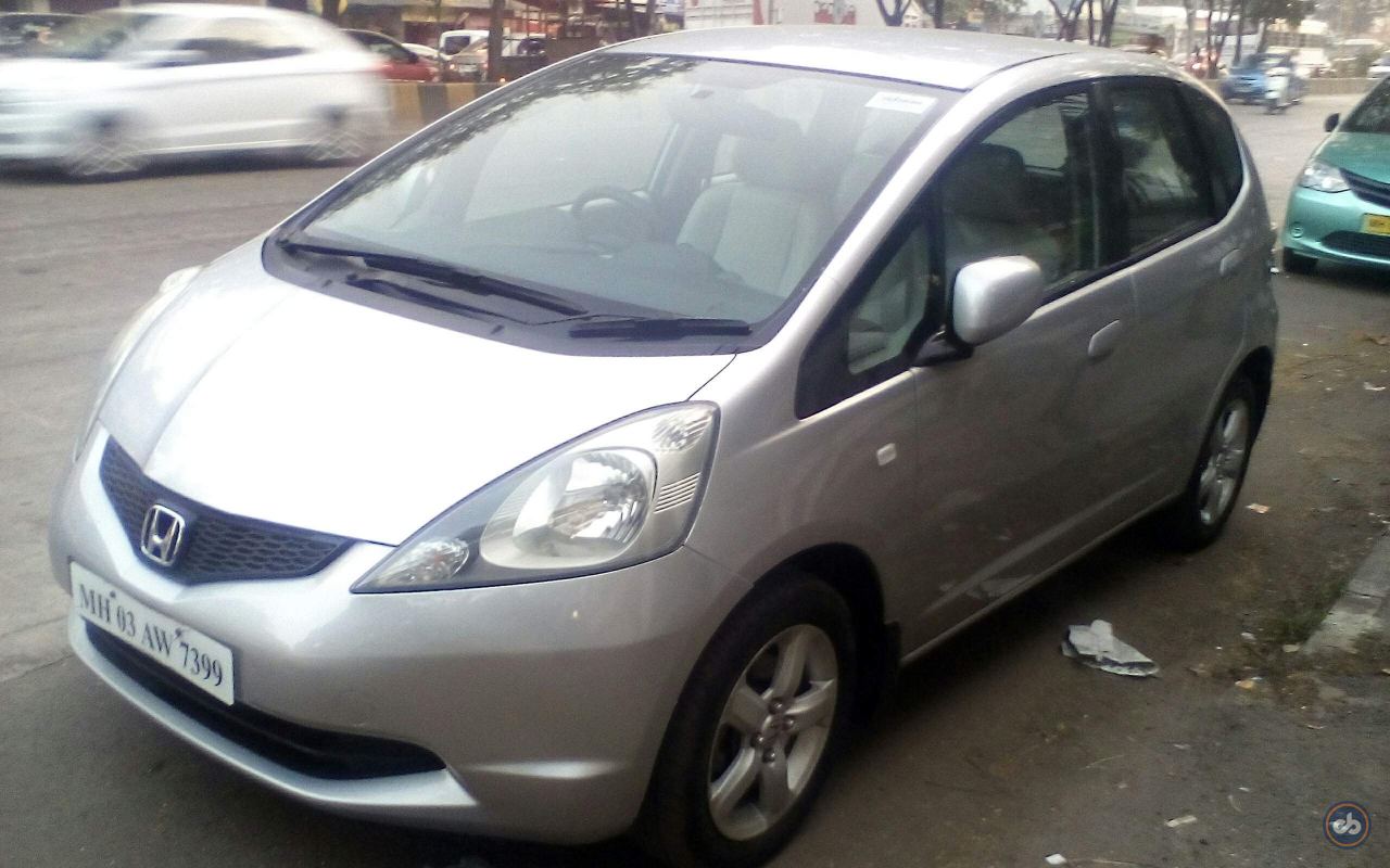 honda-jazz-front-left-side-angle-view.jp