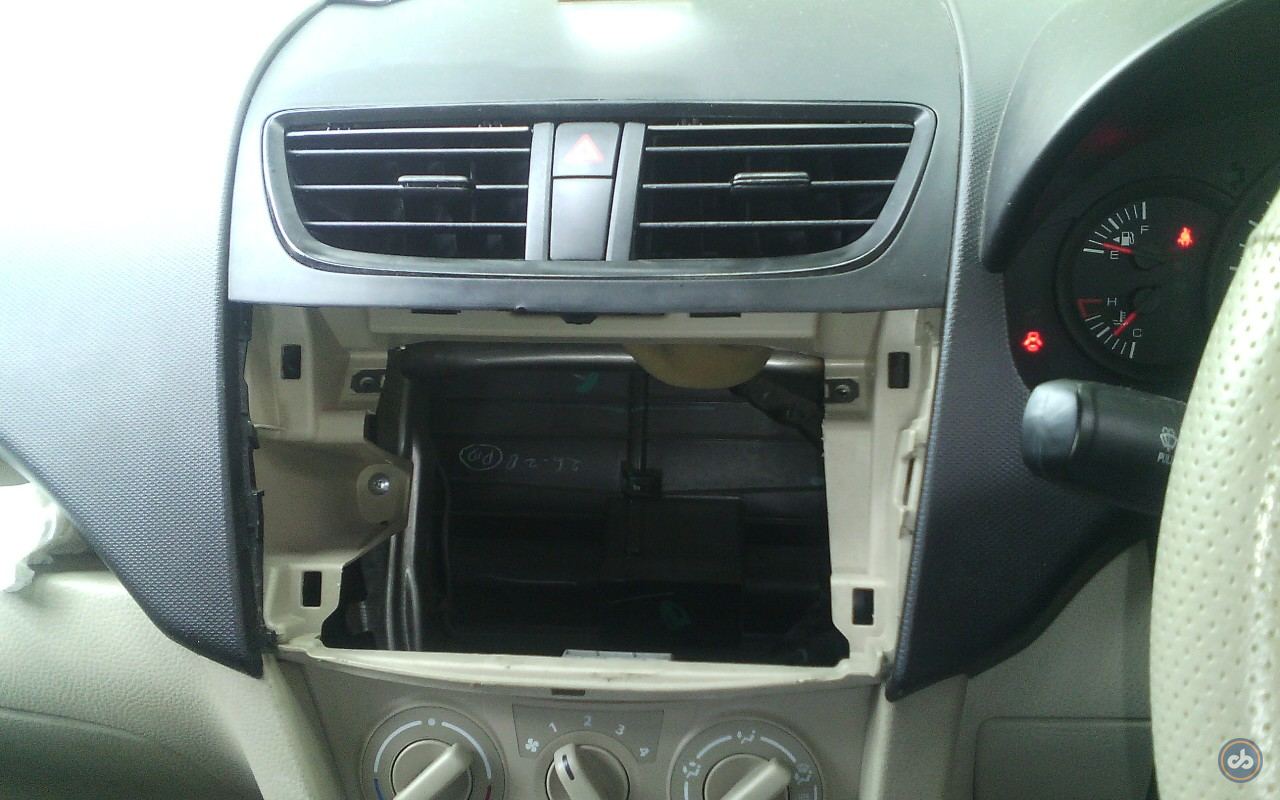 Used Maruti Suzuki Swift Dzire LXI in Central Delhi 2015 model, India