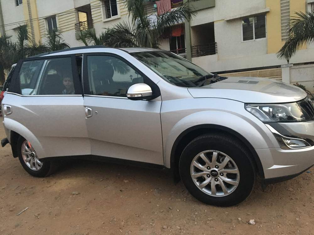 2017 Mahindra Xuv500 W10 Awd At Black Interiors